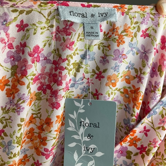 Floral Short Sleeve Blouse NWT - Picture 3 of 3